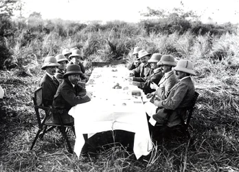 Re Giorgio V a pranzo nella Valle di Chitwan durante una caccia alla tigre, 1911